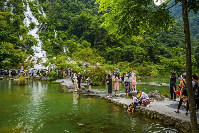 船 船桨 小河 湖 瀑布 树林 山谷 岩石 户外 游乐场 水坝 雨伞