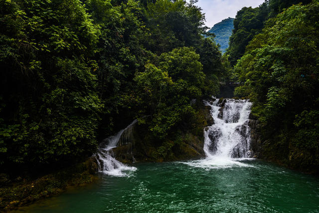 船 船桨 小河 湖 瀑布 树林 山谷 岩石 户外 游乐场 水坝 雨伞