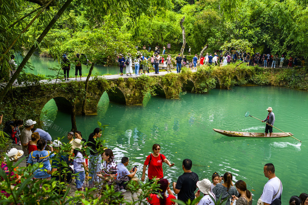 船 船桨 小河 湖 瀑布 树林 山谷 岩石 户外 游乐场 水坝 雨伞