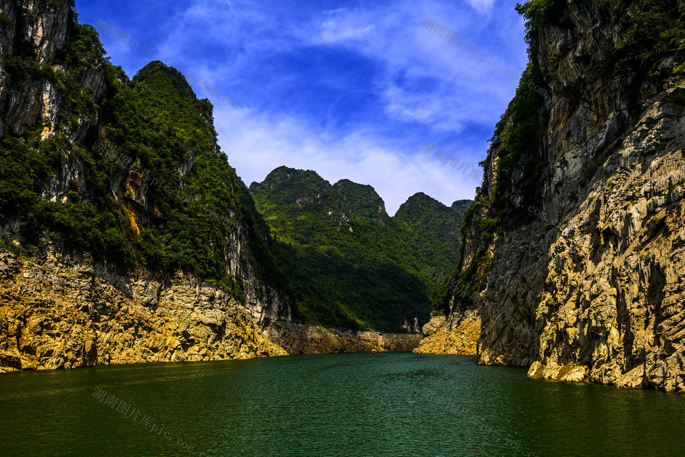 船 天空 山峰 湖 小河 船屋 山谷 城堡 悬崖 岩石 独木舟