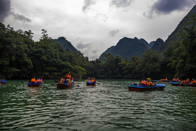 船 船桨 小河 湖 瀑布 树林 山谷 岩石 户外 游乐场 水坝 雨伞