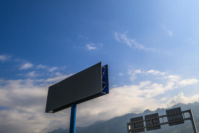 吊桥 天空  山峰 户外 指示牌 公路 山谷 悬崖 岩石 钢拱桥 日落 其他 旗杆 郊外高架桥 大厦 车内