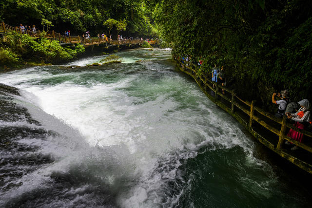 船 船桨 小河 湖 瀑布 树林 山谷 岩石 户外 游乐场 水坝 雨伞