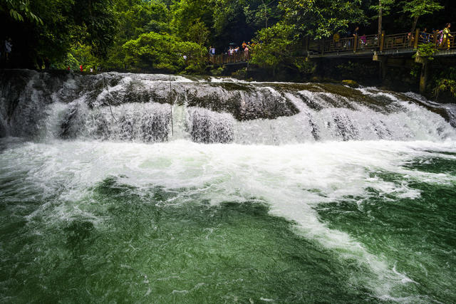 船 船桨 小河 湖 瀑布 树林 山谷 岩石 户外 游乐场 水坝 雨伞