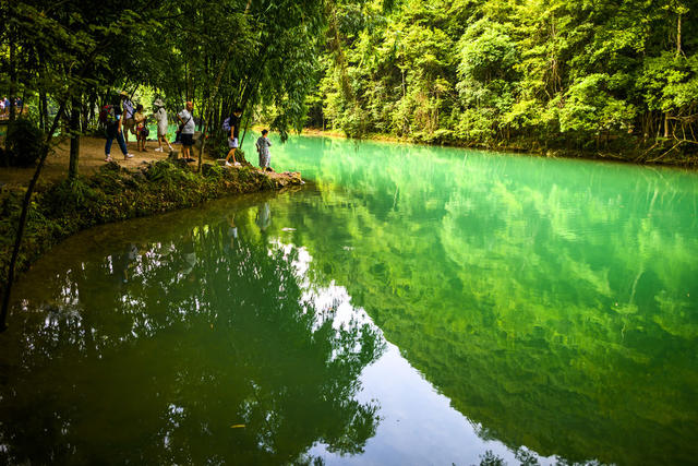 船 船桨 小河 湖 瀑布 树林 山谷 岩石 户外 游乐场 水坝 雨伞