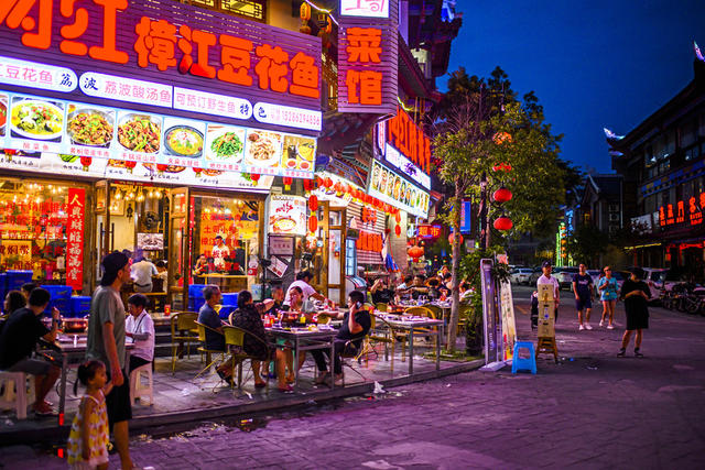 街景 建筑 广场 街道 杂货店 餐厅 商场 美女 饰品 室外 汽车