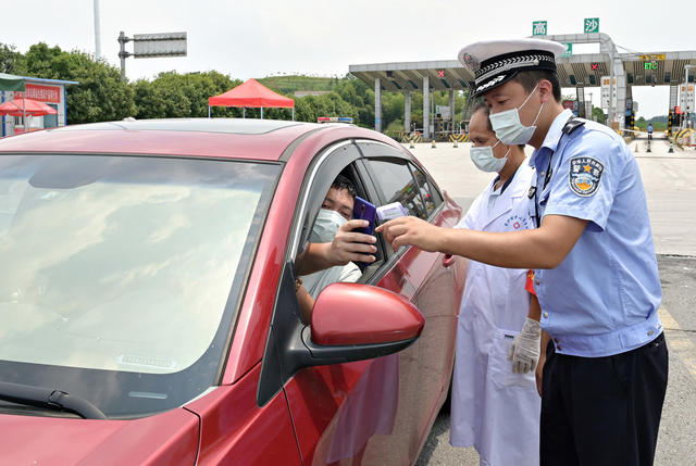 疫情防控  检查  民警   医务人员  体温检测  健康码  行程码  高速公路  车辆  司乘人员  