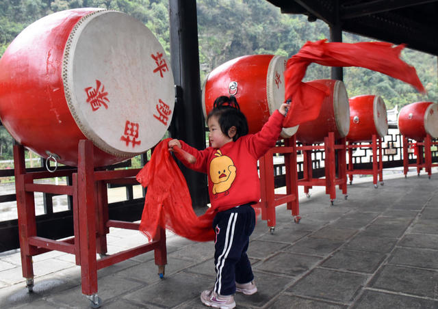 苗 鼓 传 承 娃
