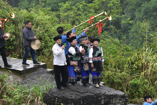 四 月 八 狮 歌  火 祭  庆 苗 民