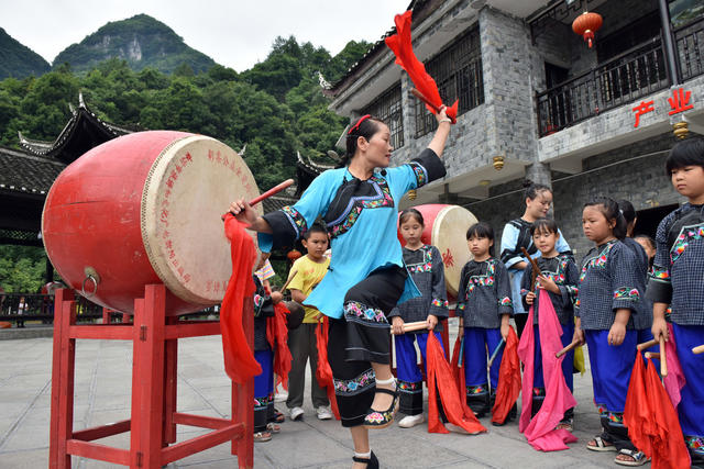 苗 鼓 传 承 娃