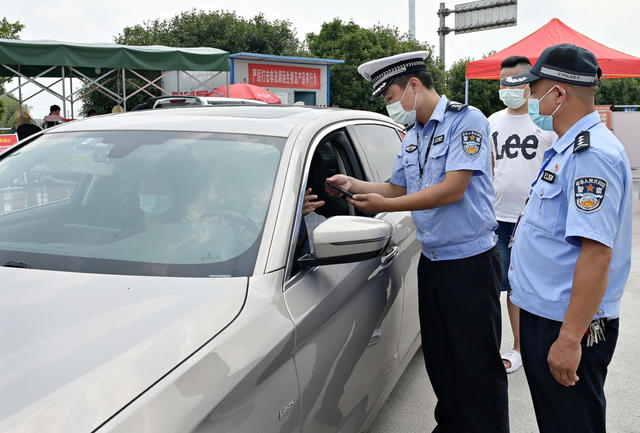 疫情防控  检查  民警   医务人员  体温检测  健康码  行程码  高速公路  车辆  司乘人员  
