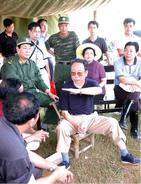 合影 杨正午 抗洪 岳阳 老人