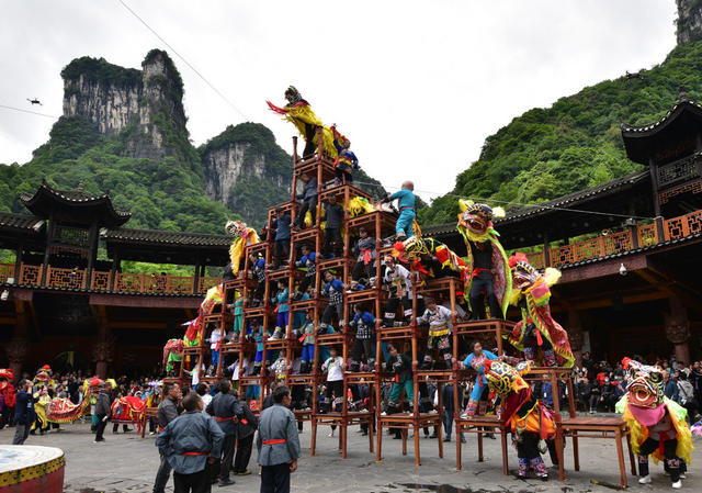  In April, eight lions sing songs and fire sacrifices to celebrate Miao people