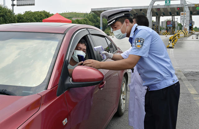 疫情防控  检查  民警   医务人员  体温检测  健康码  行程码  高速公路  车辆  司乘人员  