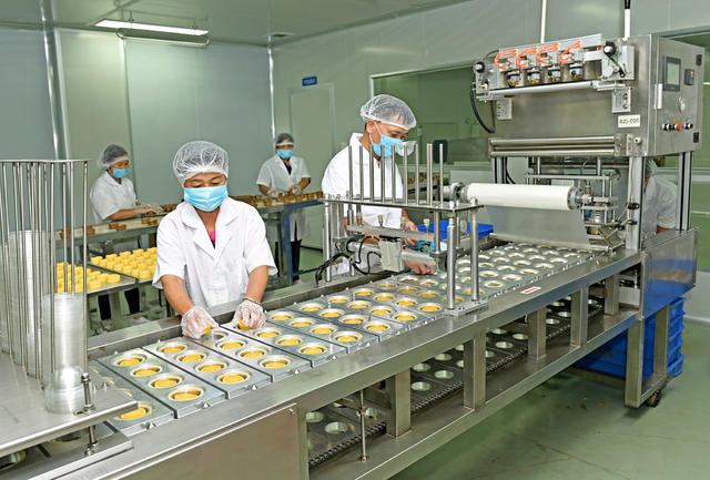 工业  食品  农副产品深加工 农民   效益  车间  公司  企业  生产  销路 室内