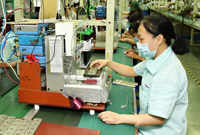 企业  经开区 防疫  生产  工人  电子产品  市场  产销  车间