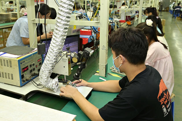 企业  经开区 防疫  生产  工人  电子产品  市场  产销  车间