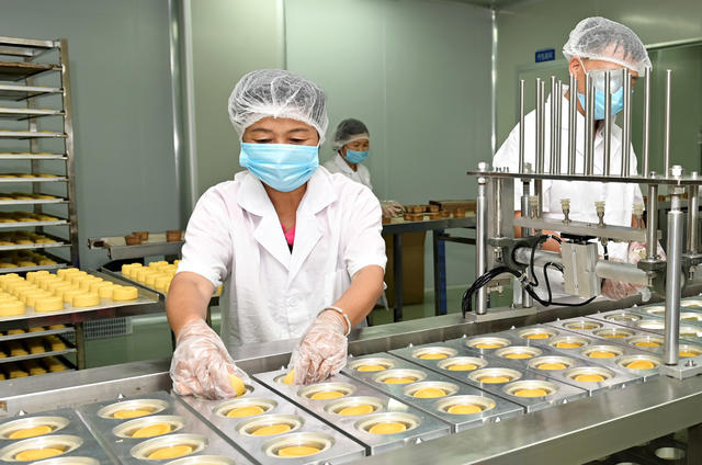 工业  食品  农副产品深加工 农民   效益  车间  公司  企业  生产  销路 室内