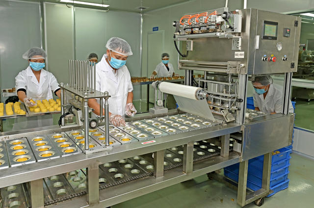 工业  食品  农副产品深加工 农民   效益  车间  公司  企业  生产  销路 室内