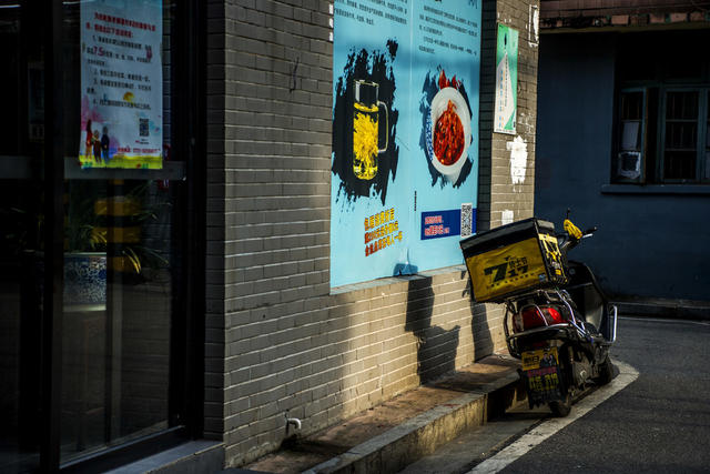 街道 街景 烟草店 雨伞 汽车 电动车 人力车 理发店 美女 箱包 滑雪 衣物 儿童 工地