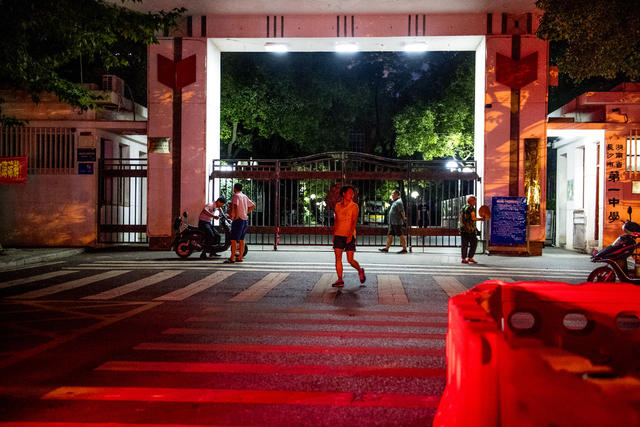 滑动门 街景 人力车 演出 美女 其他 室外 箱包 广场 合影 自行车 街道 街拍 汽车 雨伞 儿童 运动 杂货店 书店 篮球
