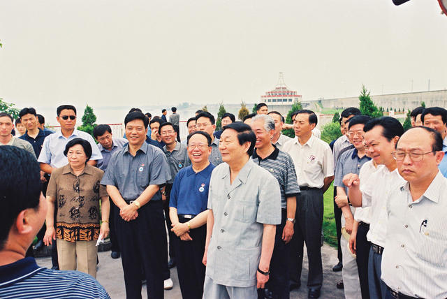 合影 户外 码头 朱镕基 常德 岳阳 防汛 