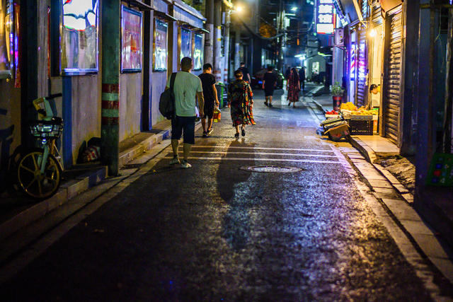 街道 雨伞 滑雪 铲子 衣物 车站 街景 箱包 烟草店 杂货店 理发店 庭院 牛仔裤 折叠椅 手推车 商场 篮子 理发椅