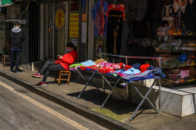 街道 雨伞 滑雪 铲子 衣物 车站 街景 箱包 烟草店 杂货店 理发店 庭院 牛仔裤 折叠椅 手推车 商场 篮子 理发椅
