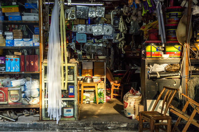 街道 雨伞 滑雪 铲子 衣物 车站 街景 箱包 烟草店 杂货店 理发店 庭院 牛仔裤 折叠椅 手推车 商场 篮子 理发椅