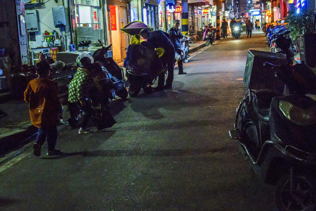 衣物  街景 自行车 箱包 理发店 鞋店 杂货店 餐厅 人力车 美女 电动车 理发椅 布裙