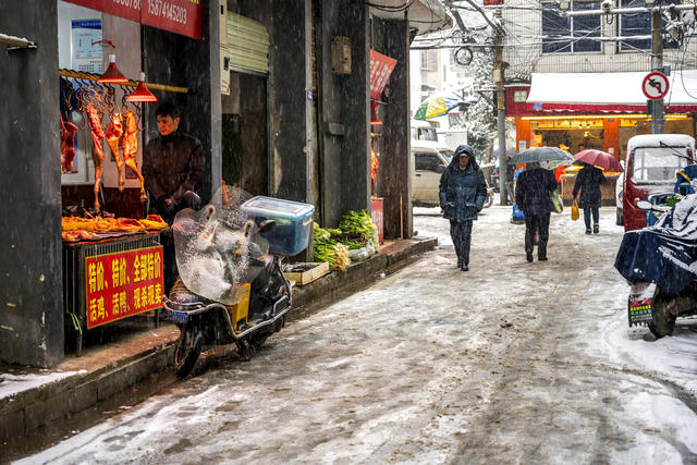 街道 雨伞 滑雪 铲子 衣物 车站 街景 箱包 烟草店 杂货店 理发店 庭院 牛仔裤 折叠椅 手推车 商场 篮子 理发椅