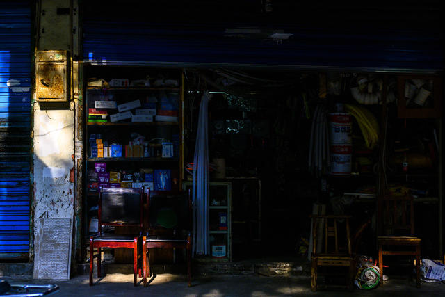 街道 雨伞 滑雪 铲子 衣物 车站 街景 箱包 烟草店 杂货店 理发店 庭院 牛仔裤 折叠椅 手推车 商场 篮子 理发椅