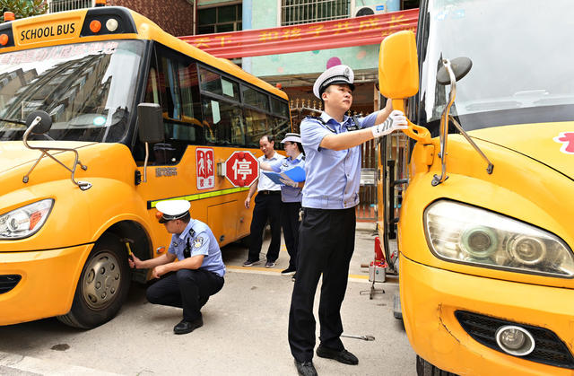 校车 车检  公安  交警  幼儿园  学校   汽车 安全  