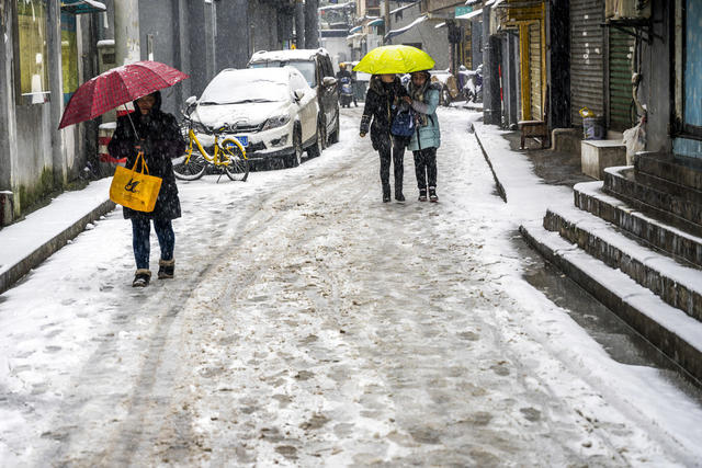 街道 雨伞 滑雪 铲子 衣物 车站 街景 箱包 烟草店 杂货店 理发店 庭院 牛仔裤 折叠椅 手推车 商场 篮子 理发椅
