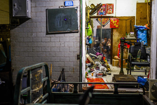 街道 雨伞 滑雪 铲子 衣物 车站 街景 箱包 烟草店 杂货店 理发店 庭院 牛仔裤 折叠椅 手推车 商场 篮子 理发椅