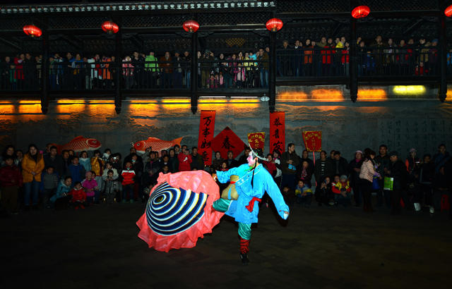 蚌 壳 舞 庆 新 年