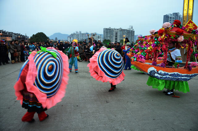 蚌 壳 舞 庆 新 年