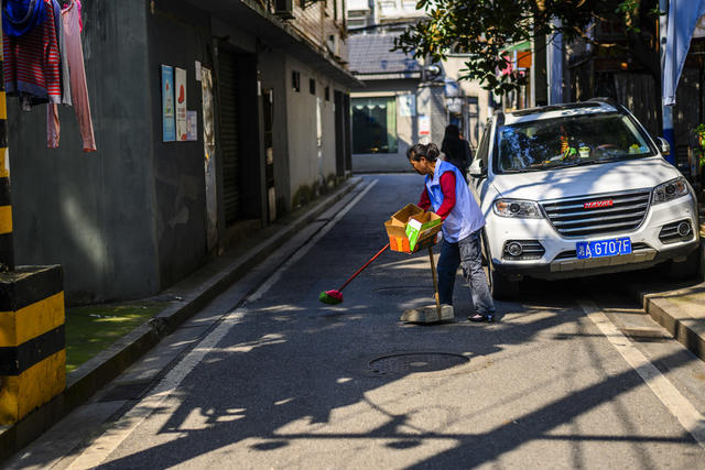 街道 雨伞 滑雪 铲子 衣物 车站 街景 箱包 烟草店 杂货店 理发店 庭院 牛仔裤 折叠椅 手推车 商场 篮子 理发椅