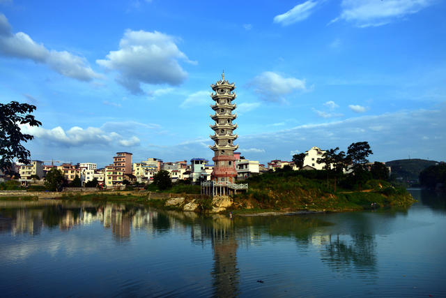  Blue and white reflect the beauty of the riverside tower