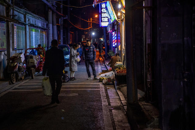 街道 雨伞 滑雪 铲子 衣物 车站 街景 箱包 烟草店 杂货店 理发店 庭院 牛仔裤 折叠椅 手推车 商场 篮子 理发椅