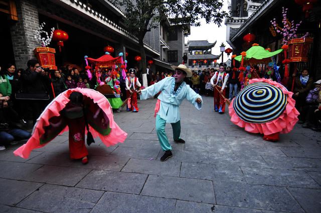 蚌 壳 舞 庆 新 年