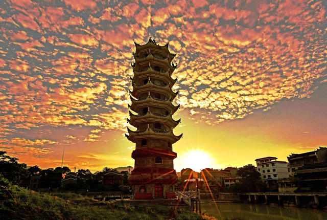  Clouds of the ancient city reflect the beauty of the ancient pagoda