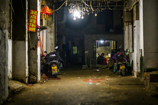 街道 雨伞 滑雪 铲子 衣物 车站 街景 箱包 烟草店 杂货店 理发店 庭院 牛仔裤 折叠椅 手推车 商场 篮子 理发椅