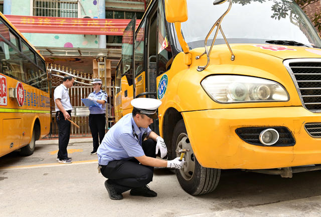 校车 车检  公安  交警  幼儿园  学校   汽车 安全  