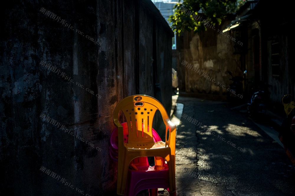  Street car luggage, elderly, rickshaw, beautiful clothes, building, electric car, cowboy boots, other soda bottles, small packages, construction site