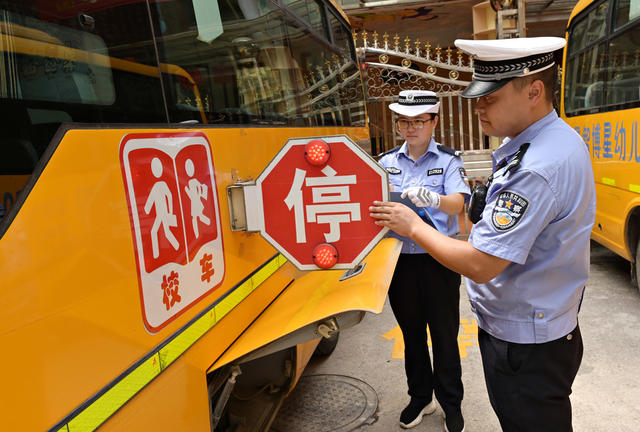 校车 车检  公安  交警  幼儿园  学校   汽车 安全  