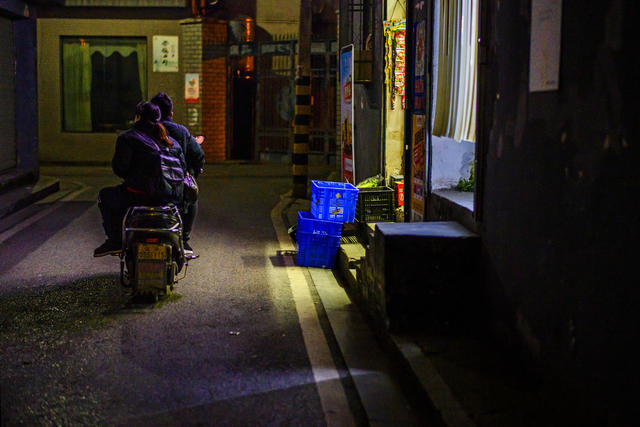 街道 雨伞 滑雪 铲子 衣物 车站 街景 箱包 烟草店 杂货店 理发店 庭院 牛仔裤 折叠椅 手推车 商场 篮子 理发椅
