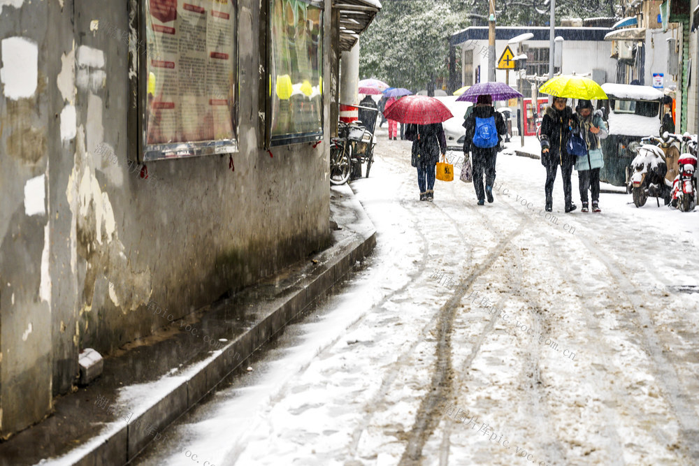  Street umbrella, ski shovel, clothes station, street view, luggage, tobacco store, grocery store, barber shop, courtyard, jeans, folding chair, trolley, shopping mall, basket, barber chair