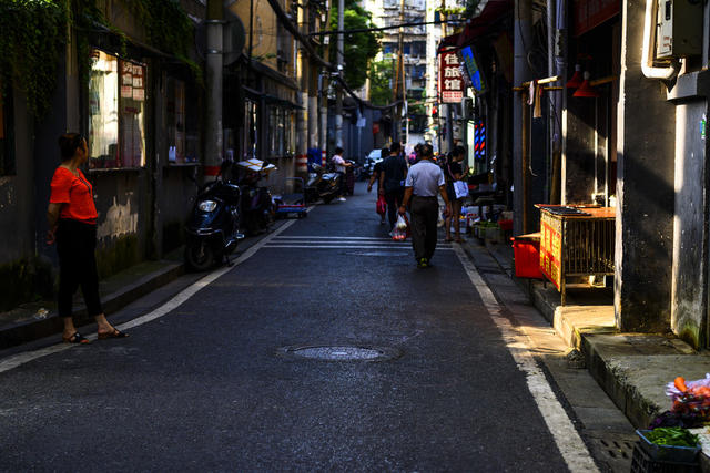 街道 雨伞 滑雪 铲子 衣物 车站 街景 箱包 烟草店 杂货店 理发店 庭院 牛仔裤 折叠椅 手推车 商场 篮子 理发椅