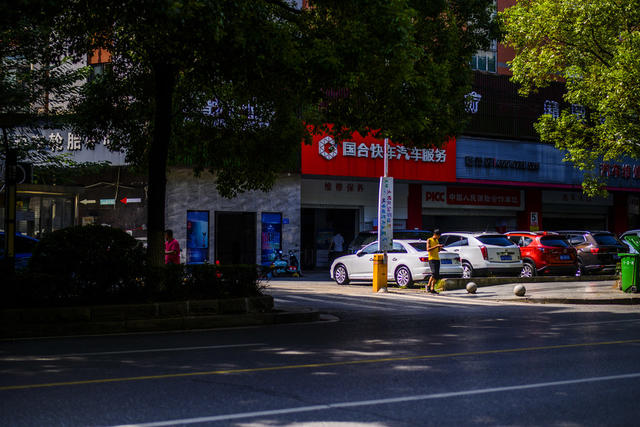 电动车 街道 垃圾箱 汽车 秋千 单杠 杆 美女 商场 植物 衣物 链状栅栏 滑动门